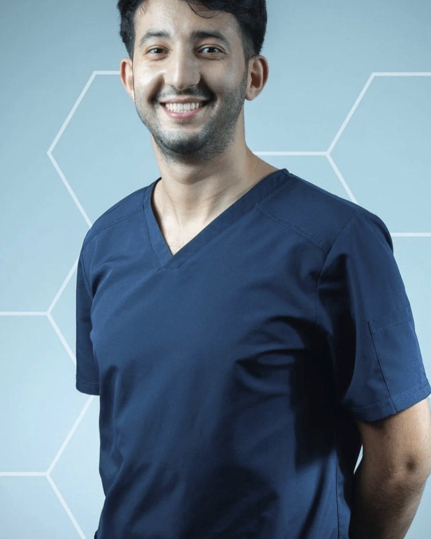 Portrait du Dr Touati Ikbal, chirurgien-dentiste à Lyon 8ᵉ